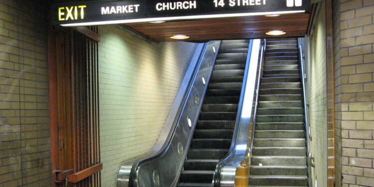 Verniki množično zapuščajo katoliško cerkev